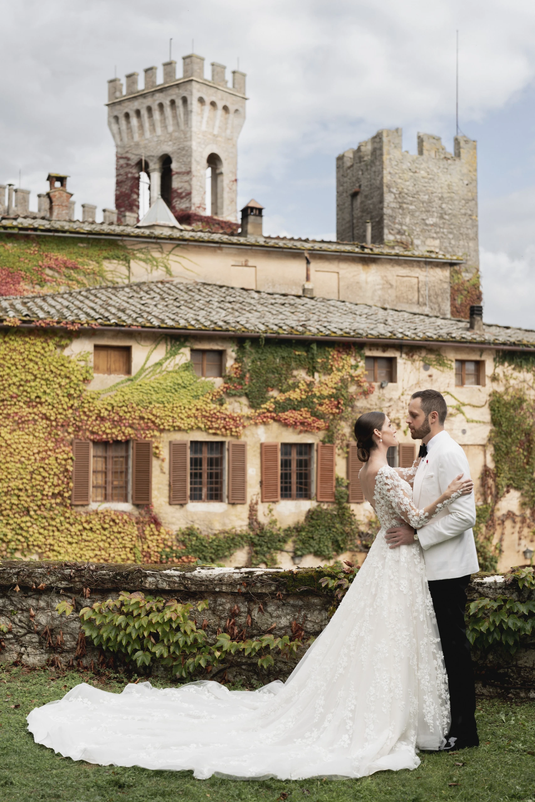 Bruidsmode CEO Justin Alexander en vrouw Kelsey Turchy details trouwkleding voor kasteel in Italiรซ.