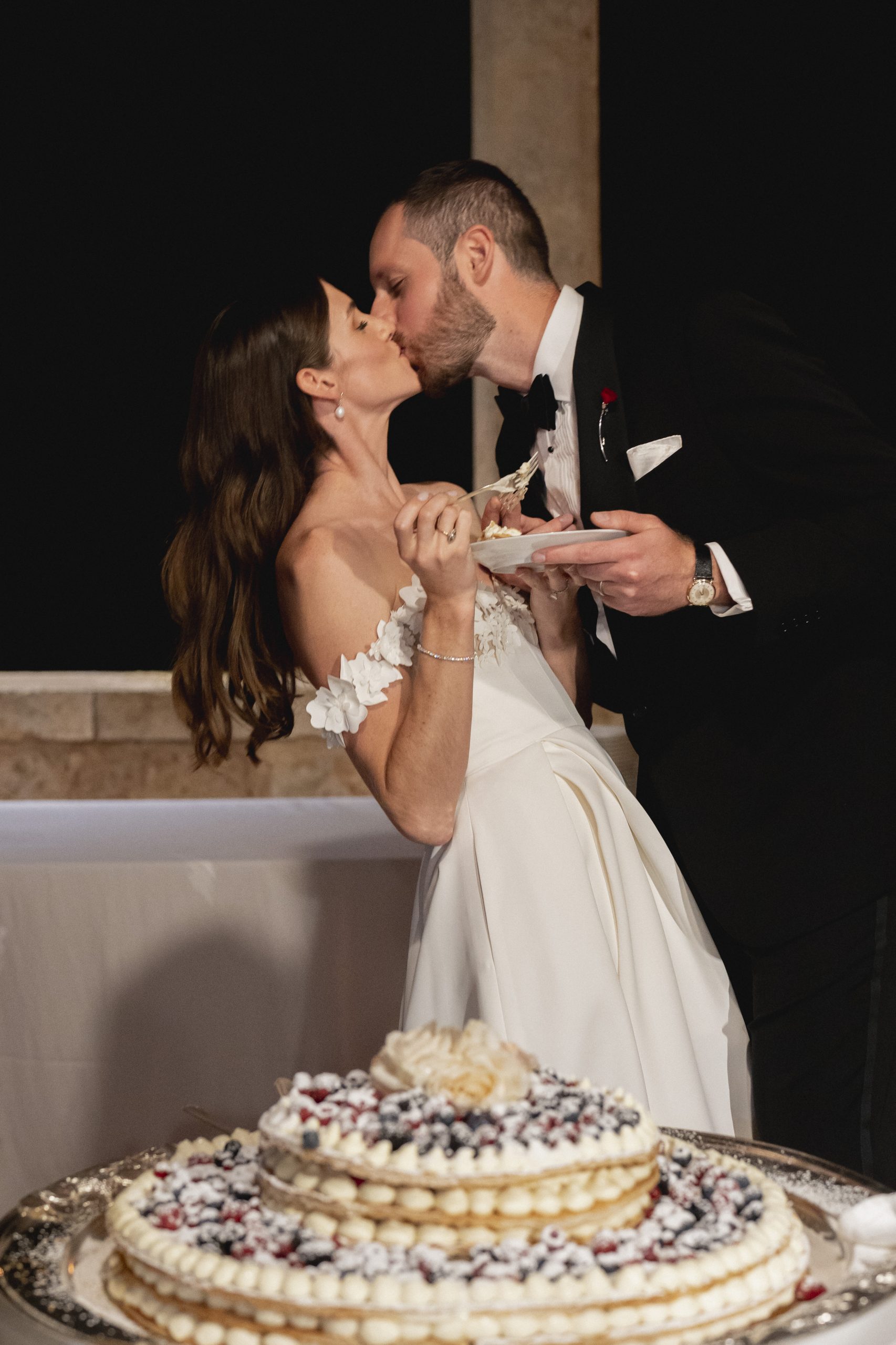 Bruidsmode CEO Justin Alexander en vrouw Kelsey Turchy in trouwkleding op receptie, taart eten,