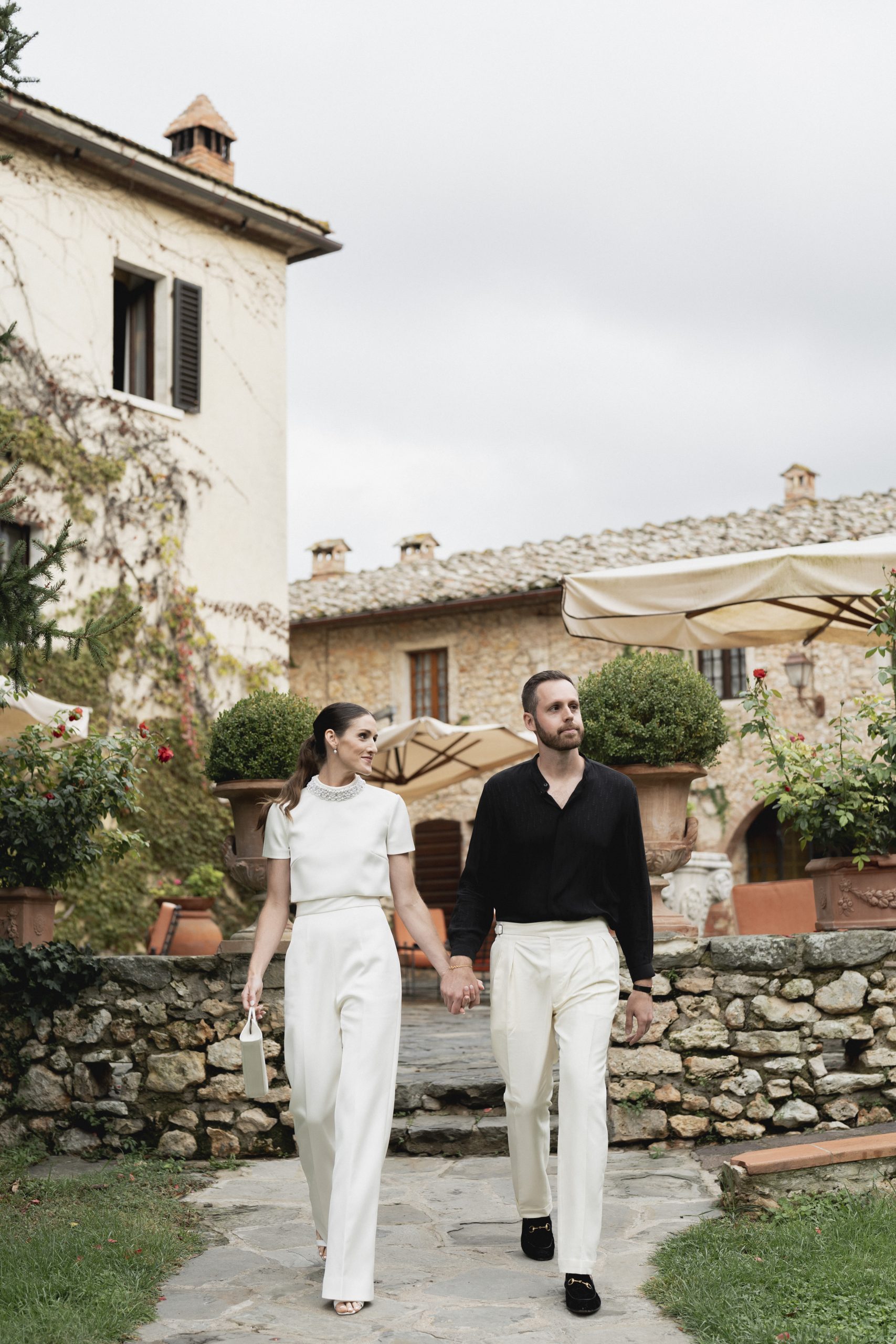 Bruidsmode CEO Justin Alexander en vrouw Kelsey Turchy lopen hand in hand.