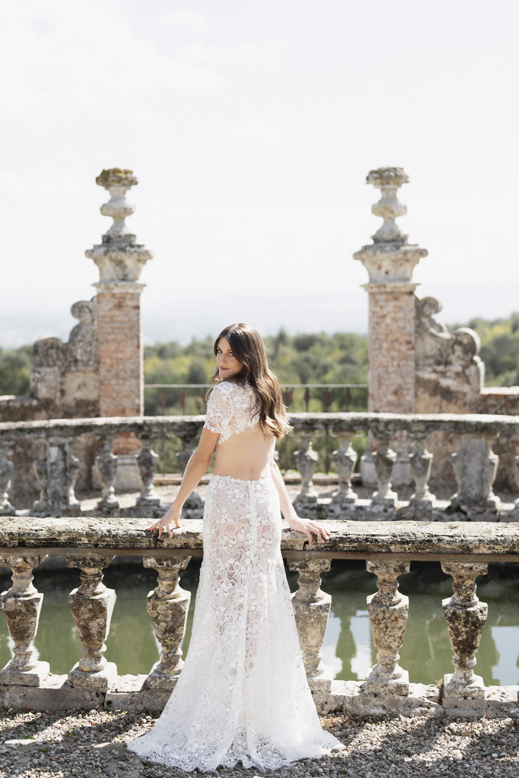 Kelsey Turchy in feestkleding van trouw-brunch.. Tweedelige jurk van kant.