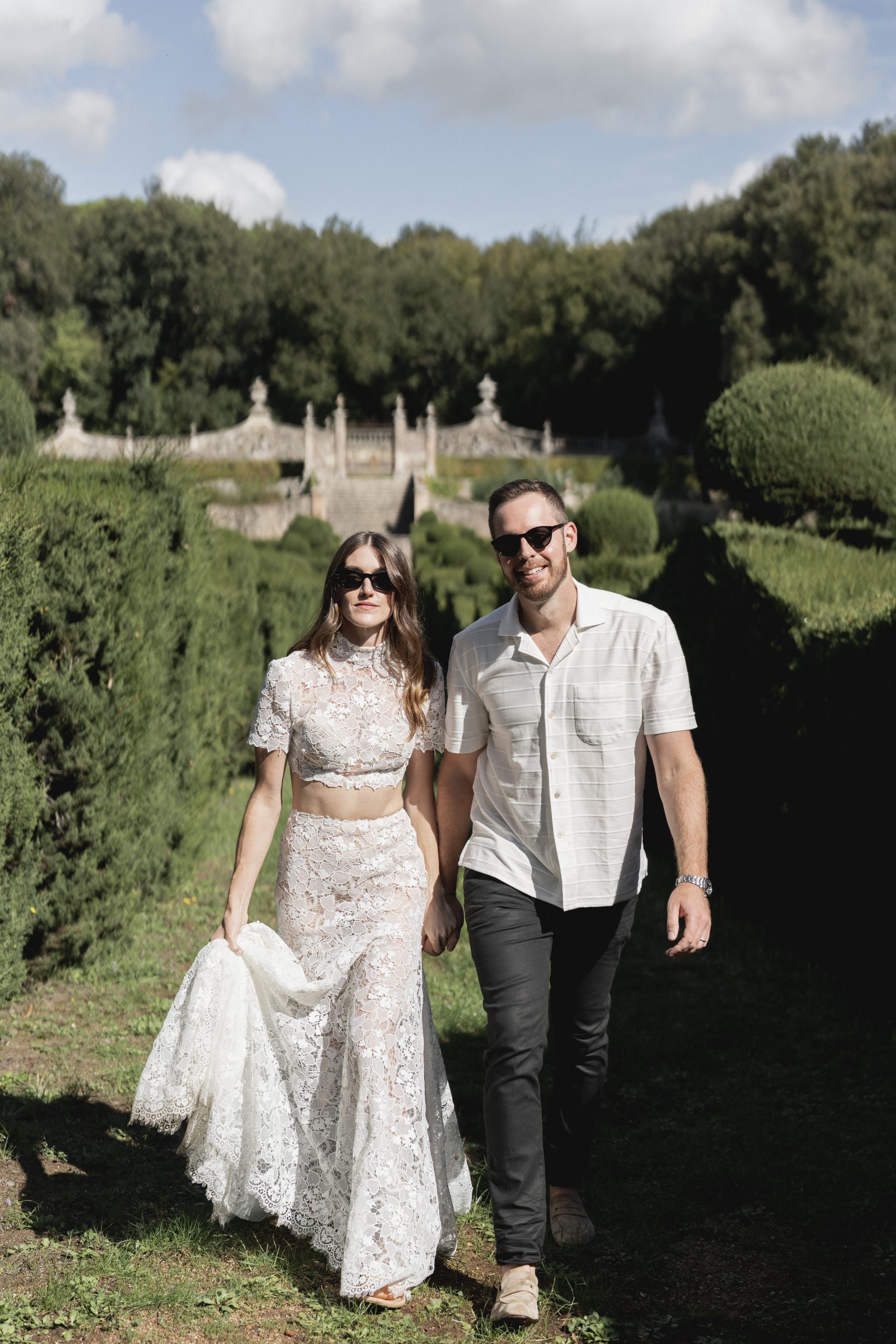 Bruidsmode CEO Justin Alexander en vrouw Kelsey Turchy in feestkleding van trouw-brunch. Tweedelige witte jurk met kant en casual outfit man.,