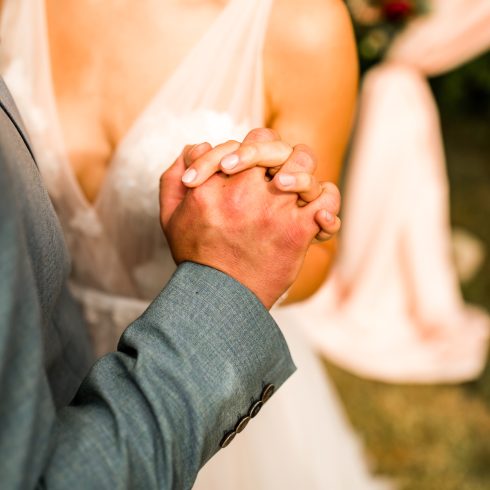 Trouwfoto stel houdt handen vast
