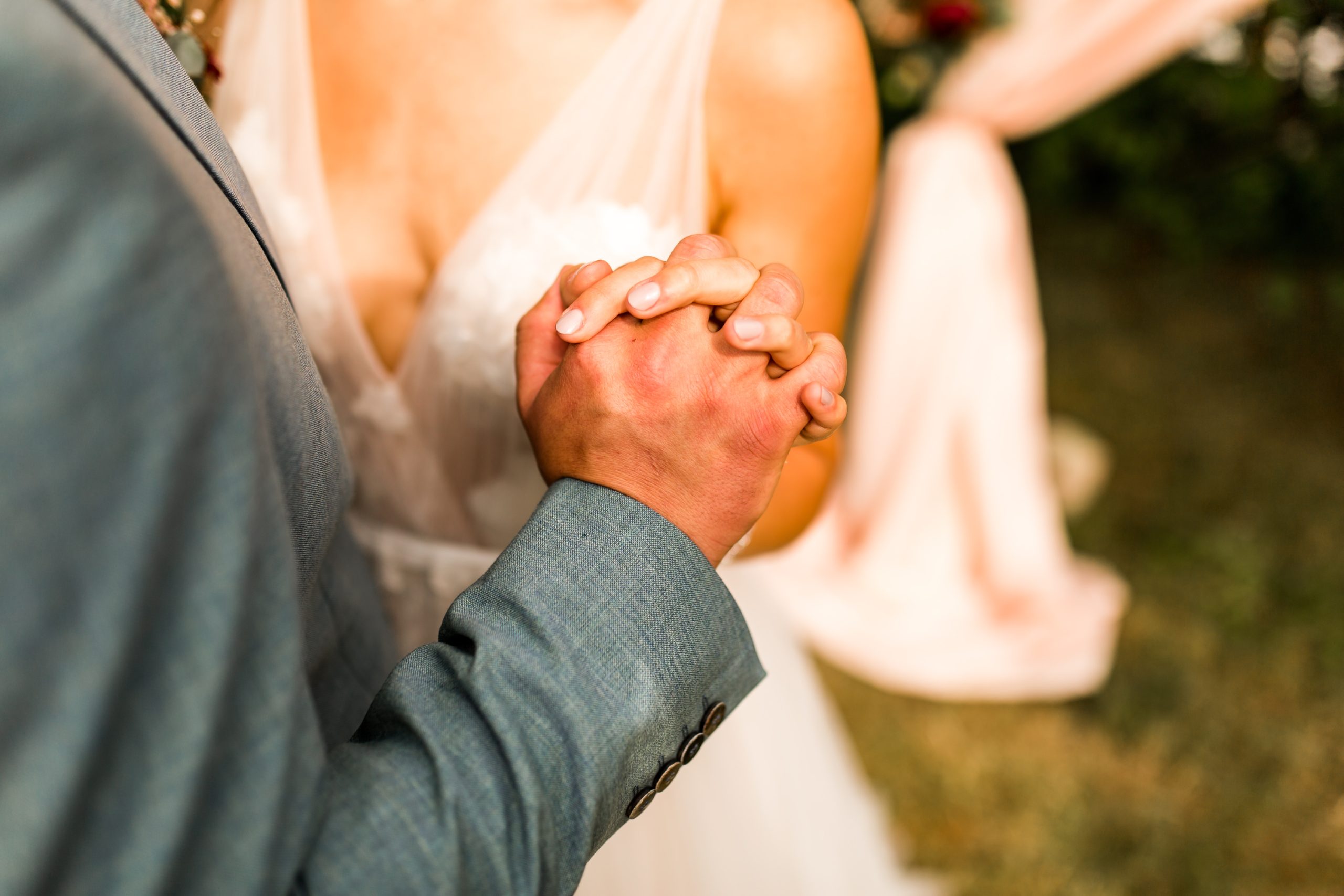 Trouwfoto stel houdt handen vast