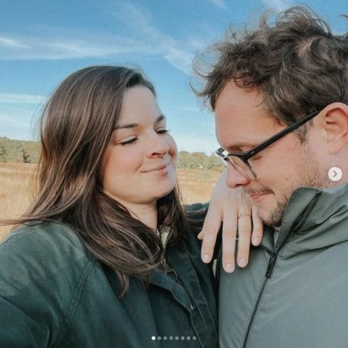 Man en vrouw na verloving, vrouw laat trots ring zien. Stel: Diederik Jekel en verloofde Eline.