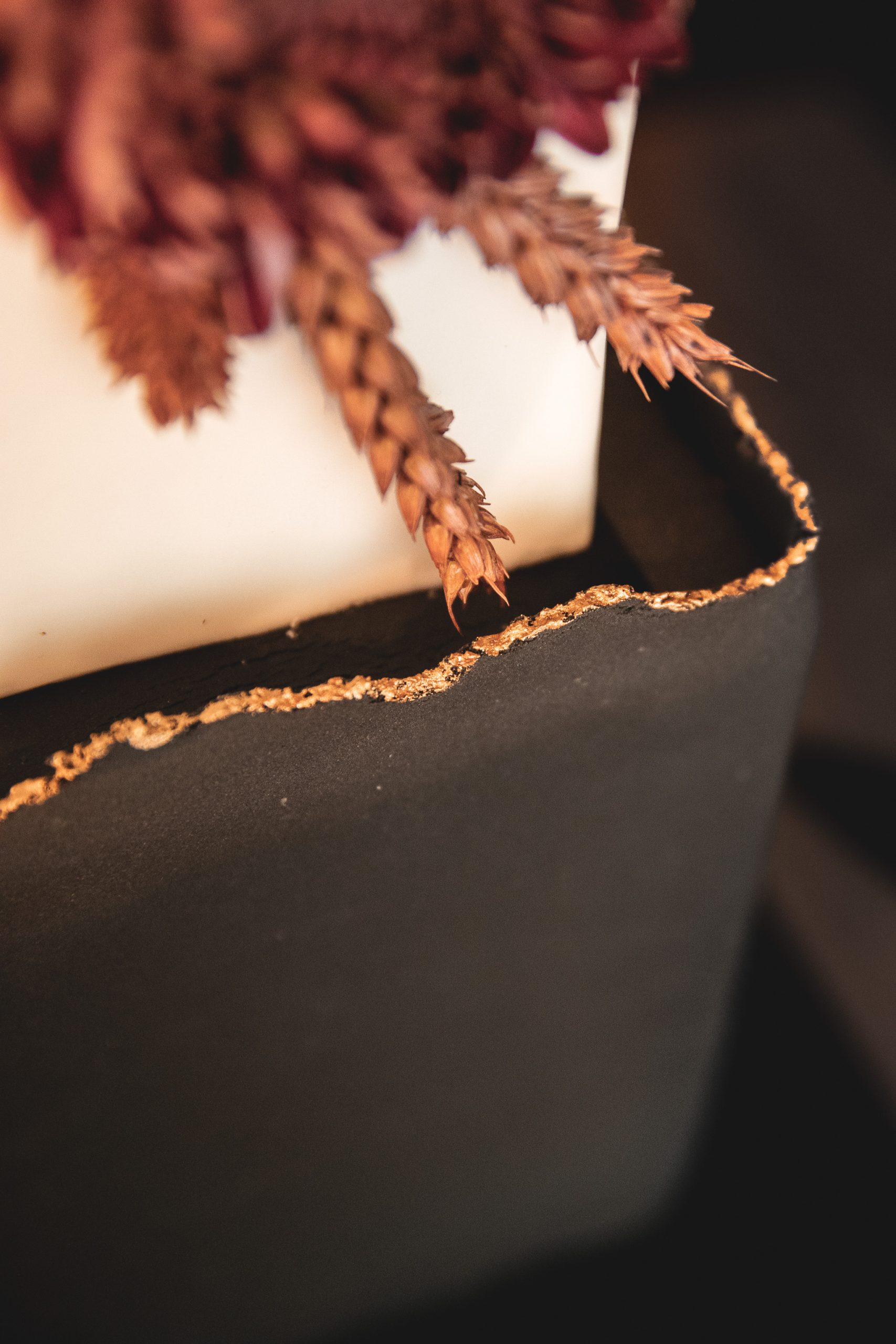 Details herfst-achtige trouwtaart. Zwart met wit en goud.