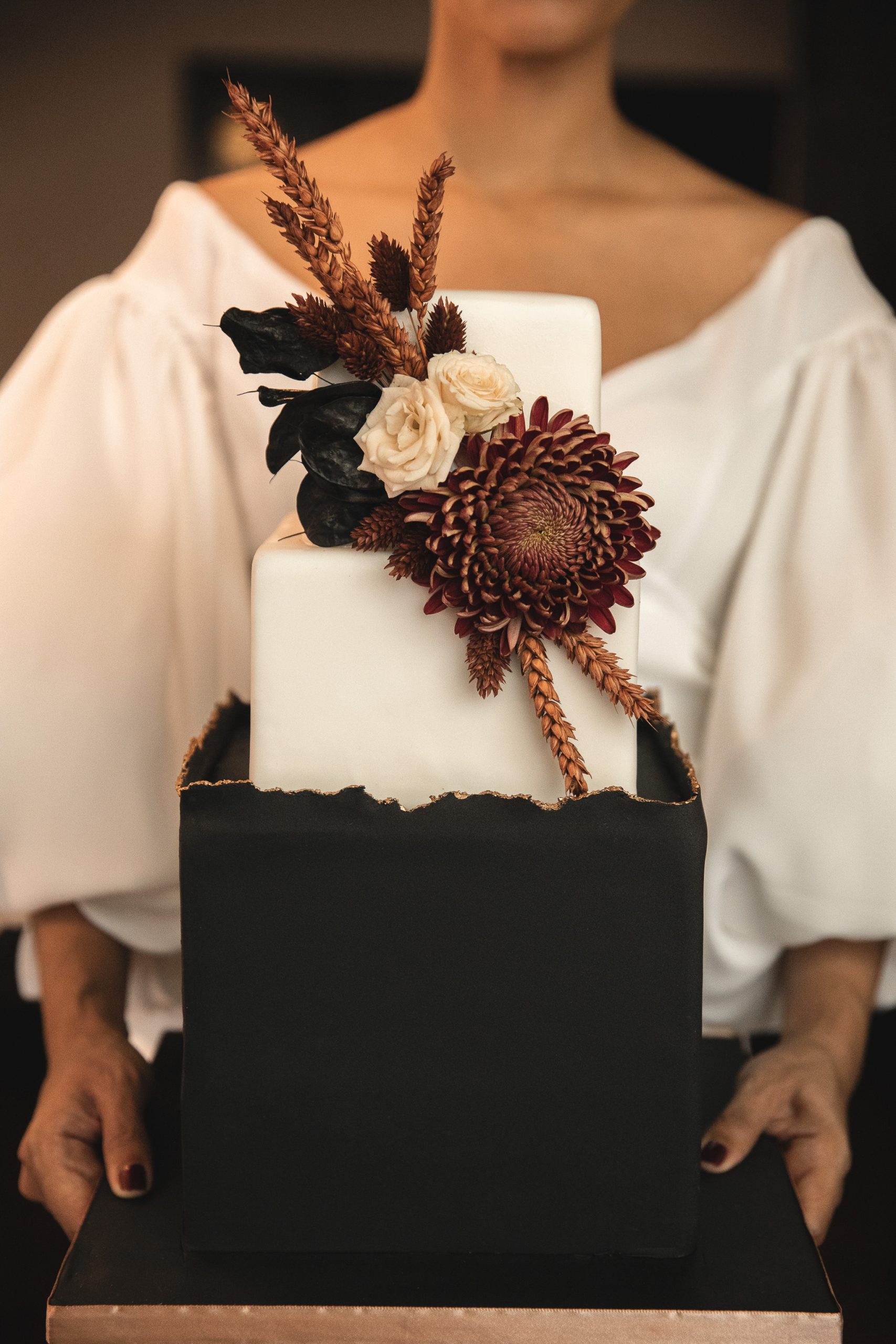 Vrouw met herfst-achtige trouwtaart