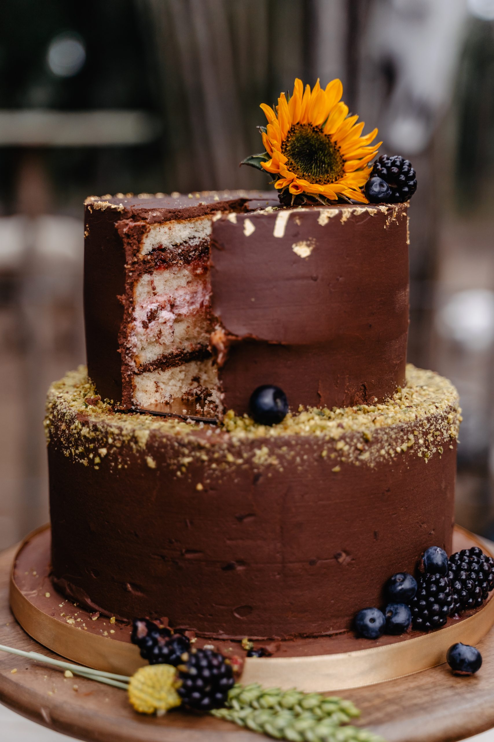 Bruidstaart met gele bloem en bosvruchten