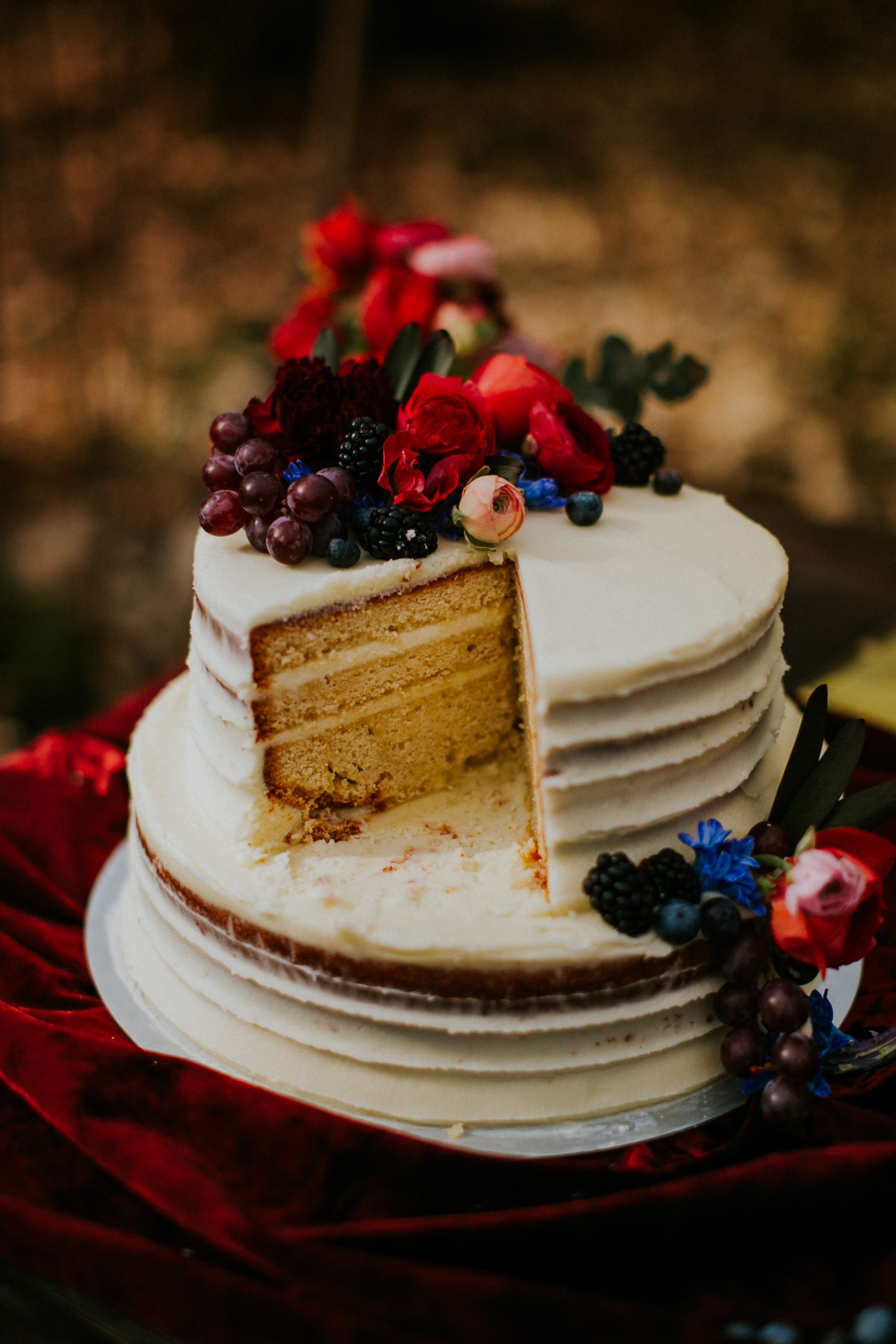 Trouwtaart met bloemen en bosvruchten