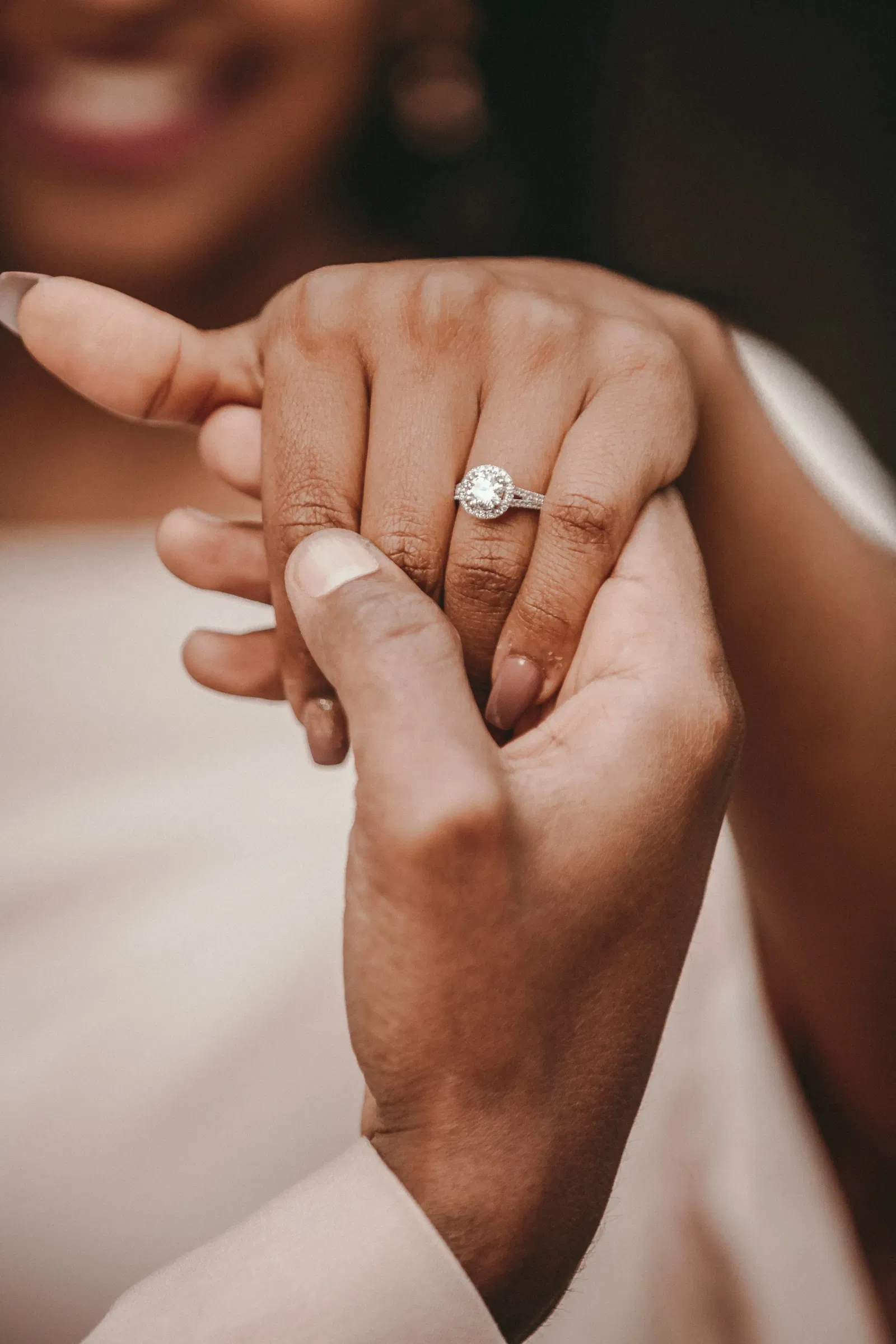 vrouwenhand met verlovingsring
