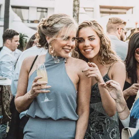 Twee vrouwen in nette kleding op bruiloft