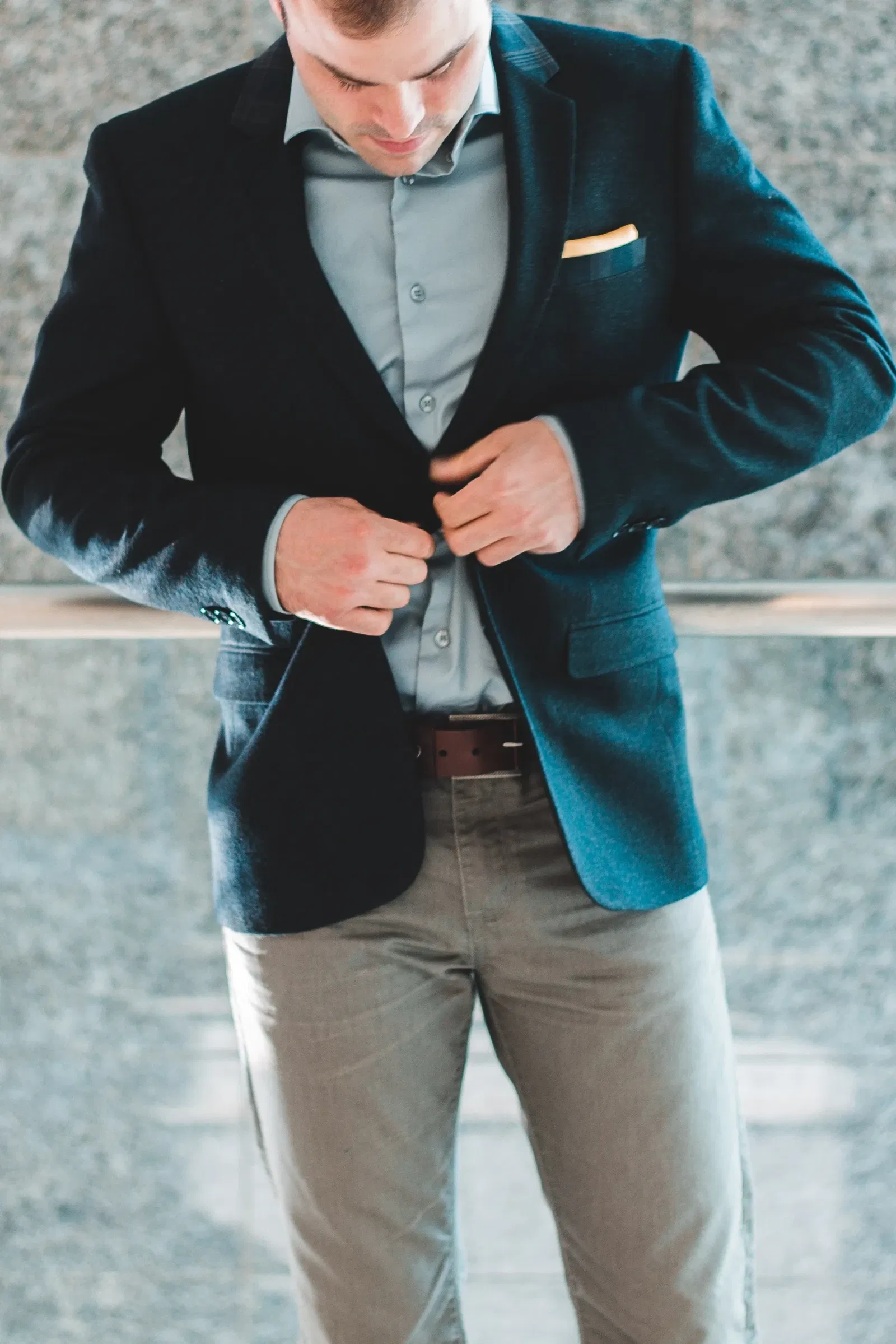 outfit details man, broek, overhemd en colbert