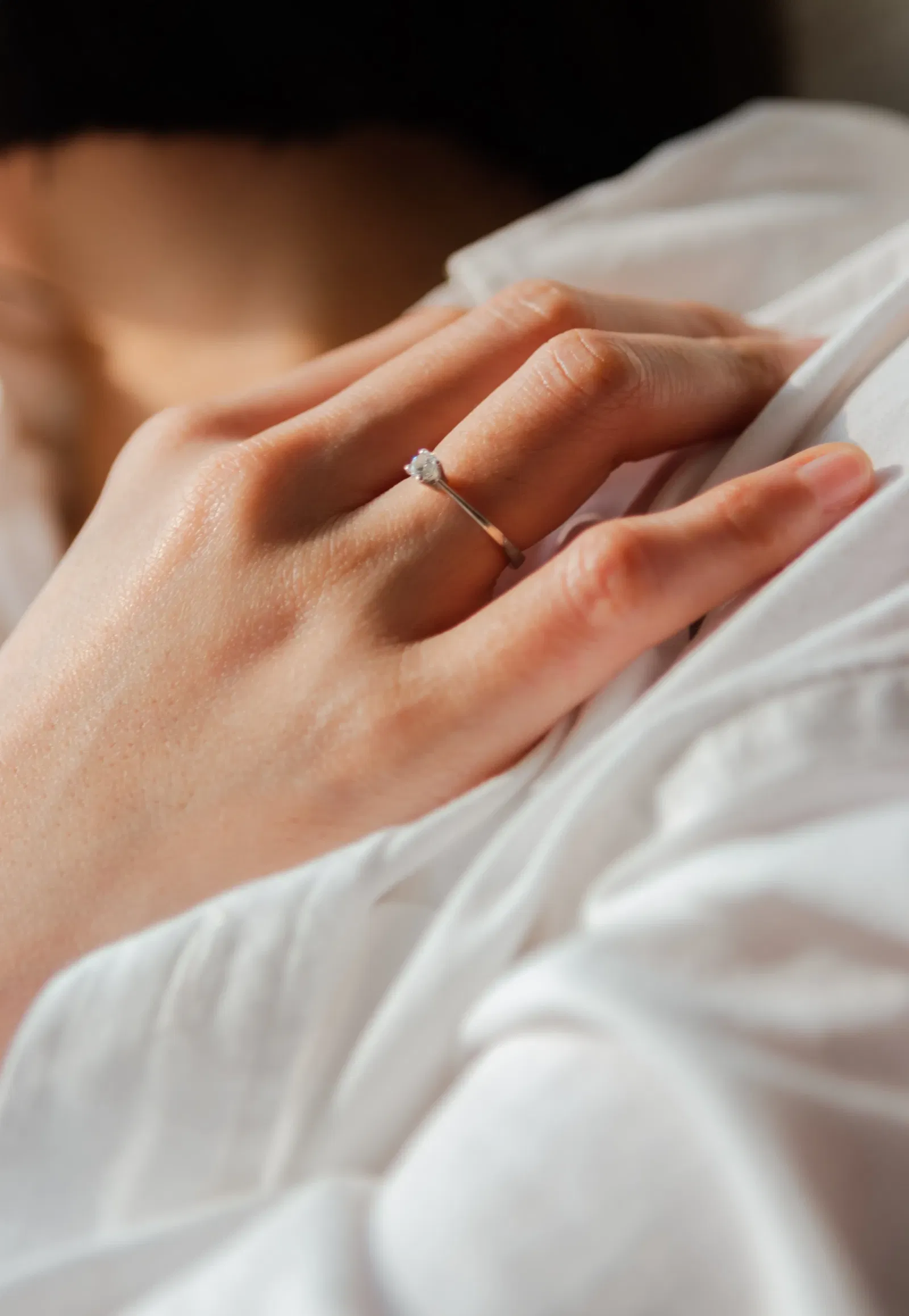 verlovingsring om rechter ringvinger
