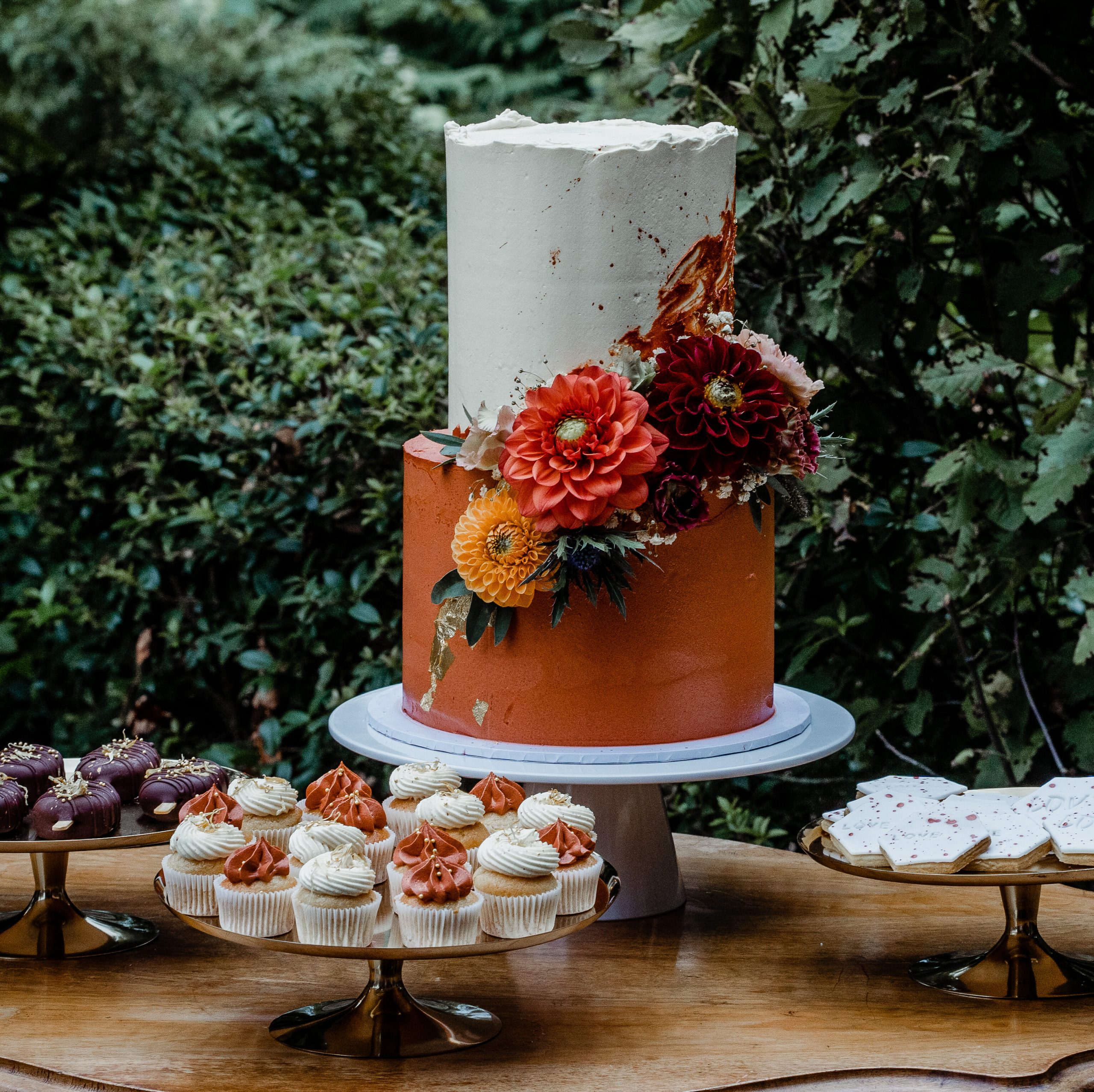 Trouwtaart met bloemen, herfstlook. thumbnail