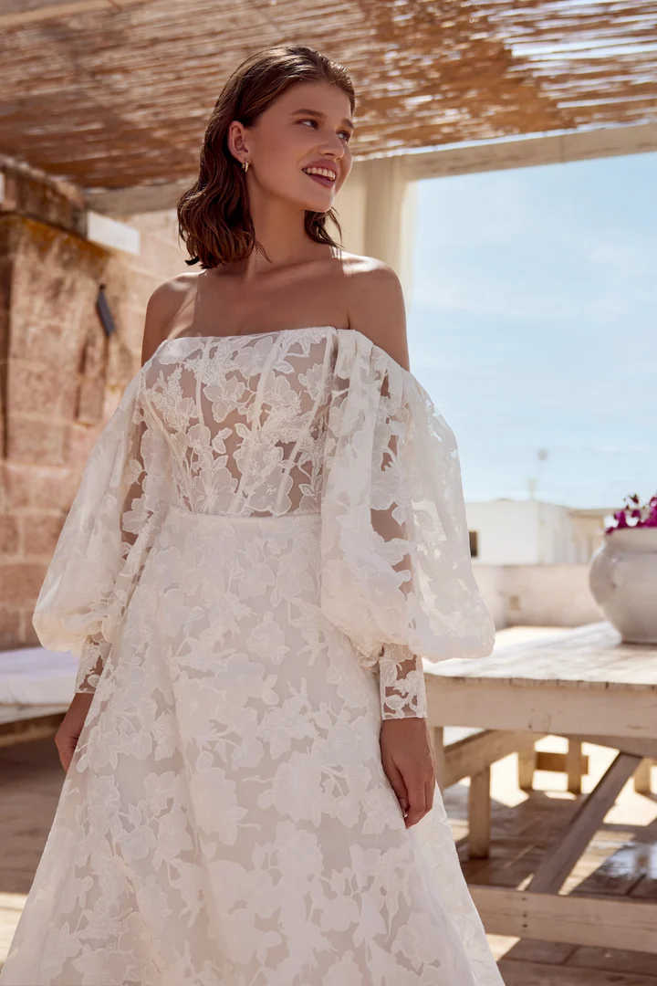 Witte trouwjurk met pofmouwen van Lillian West