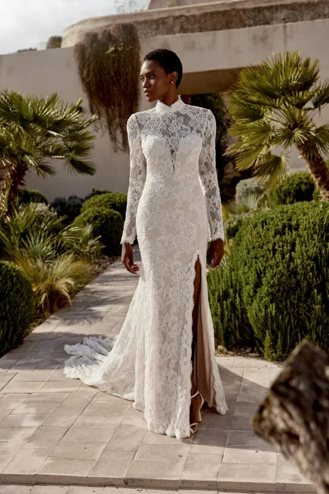 Kanten trouwjurk van Lillian West met hoge halslijn.