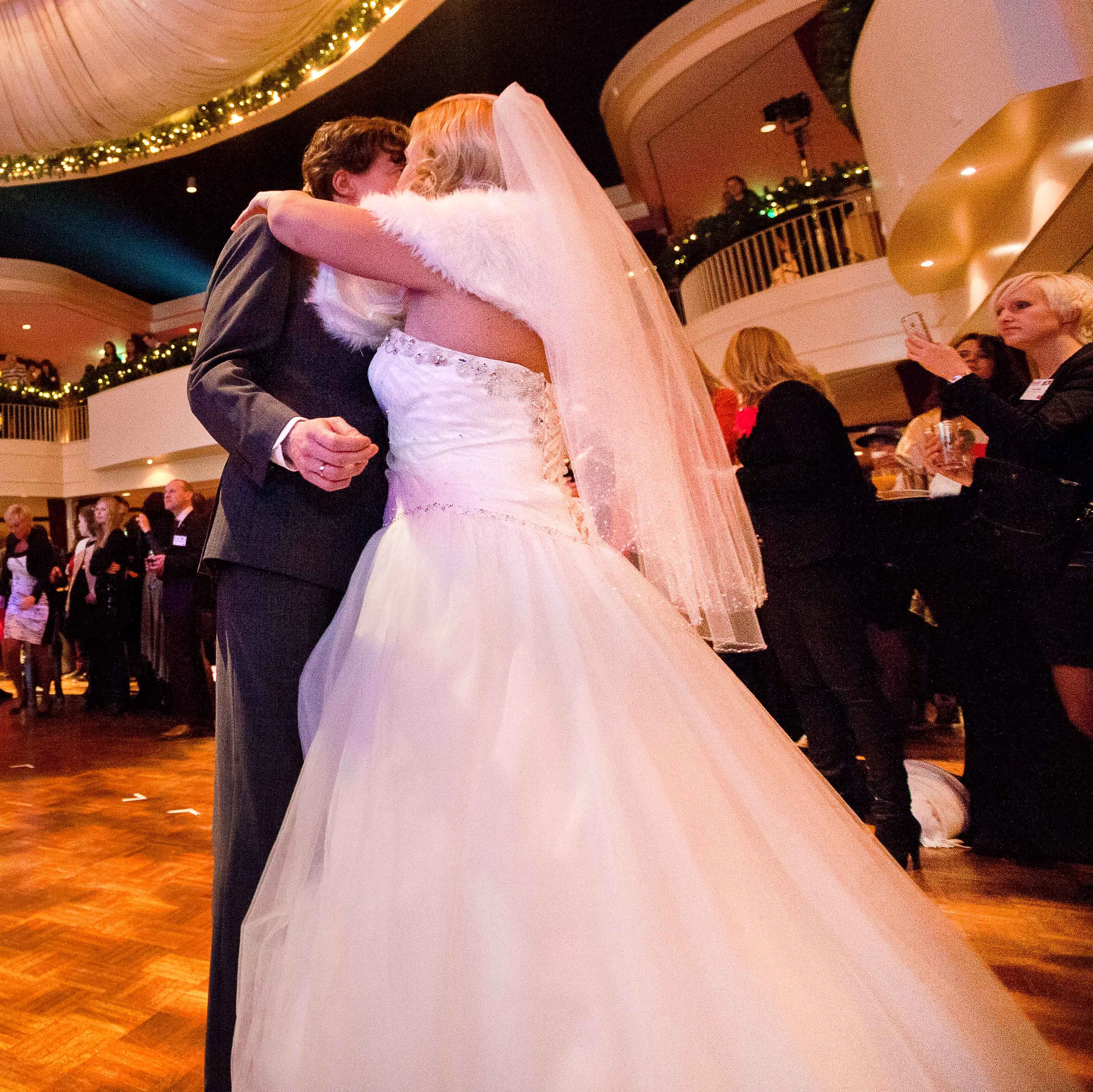 Bruidsparen aan het dansen tijdens Vier de Liefde 12-12-12