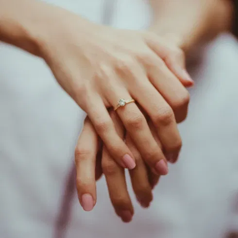 verlovingsring om ringvinger vrouw