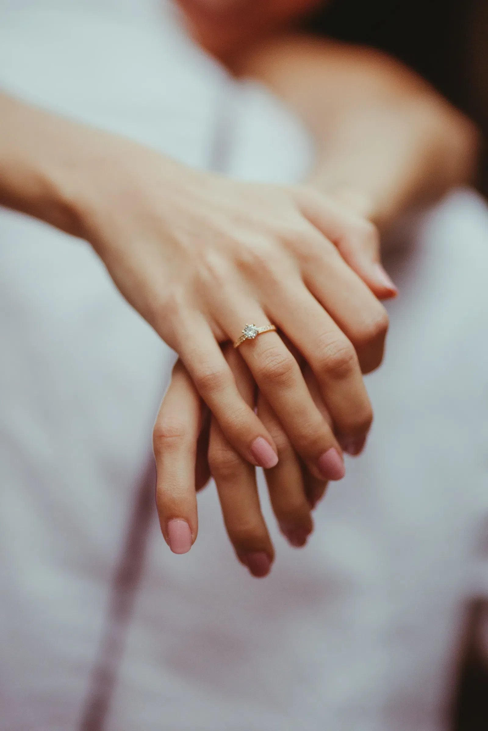 verlovingsring om ringvinger vrouw
