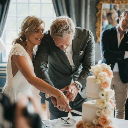 MAFS Nicole en Martijn snijden de taart aan