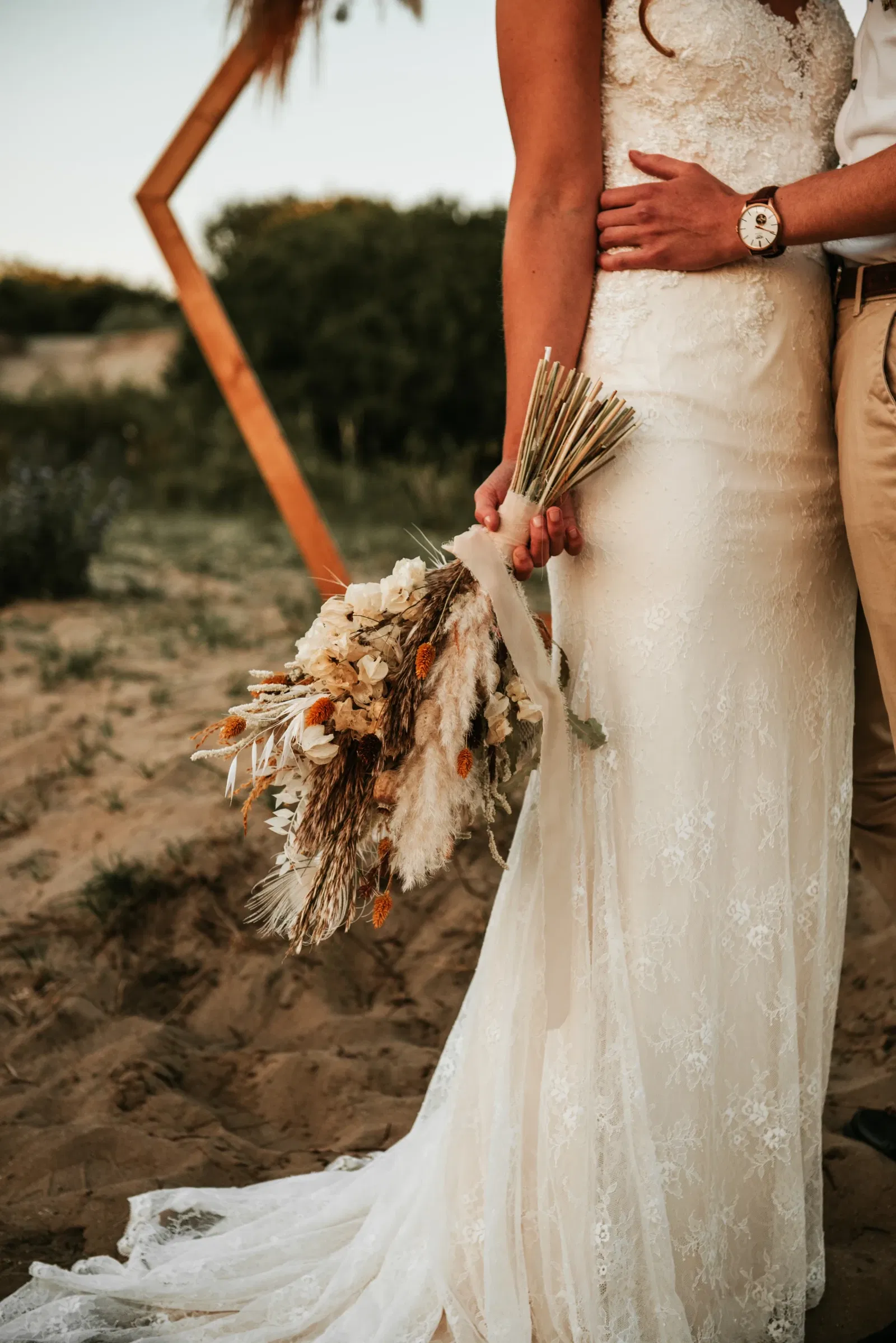 Bruidsbloemen met veren en een witte trouwjurk
