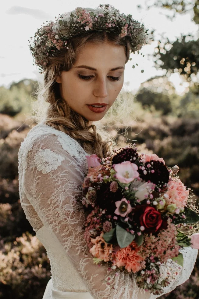 Bruid met bloemenkrans en bruidsboeket