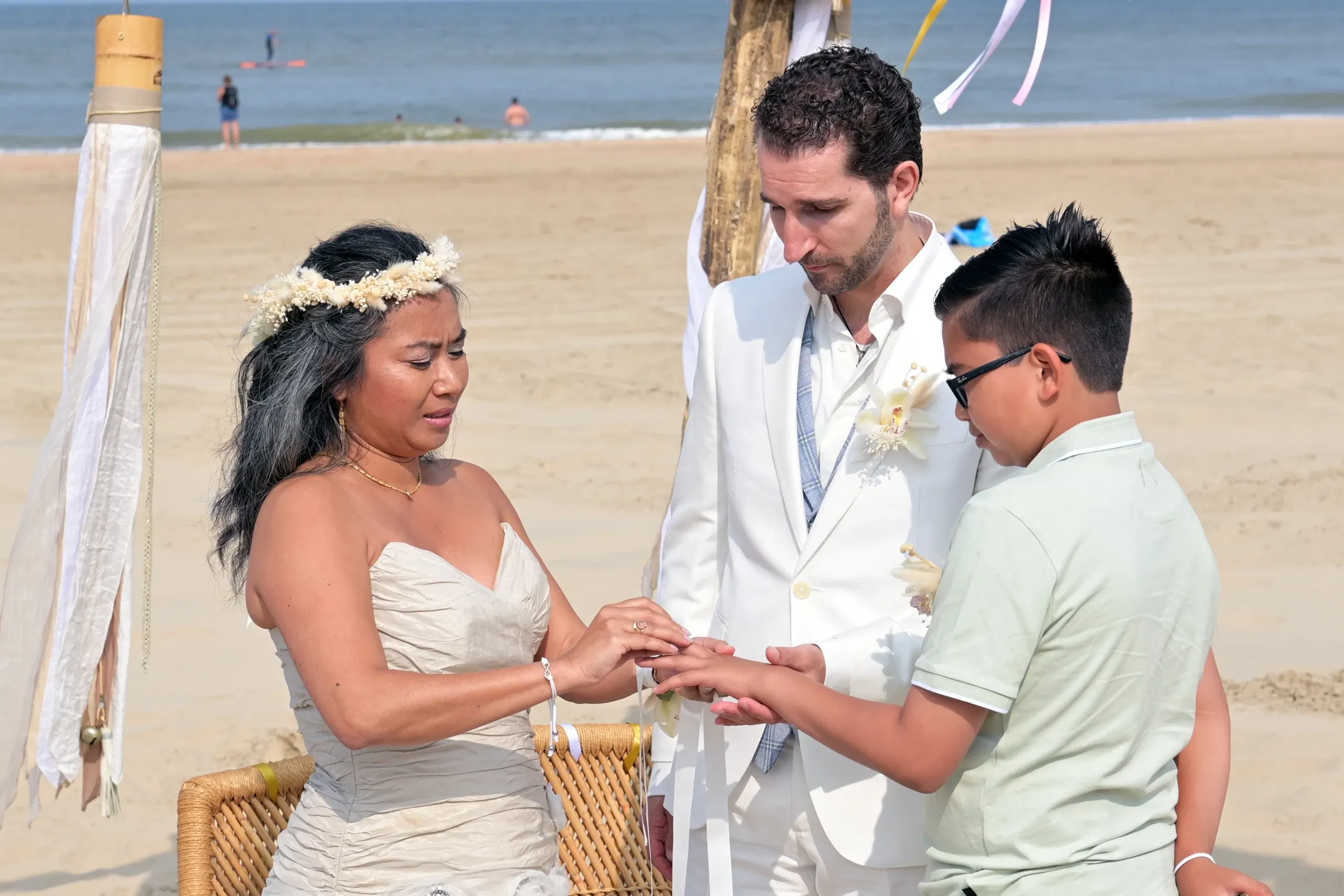 6 bruidsparen over de ringceremonie