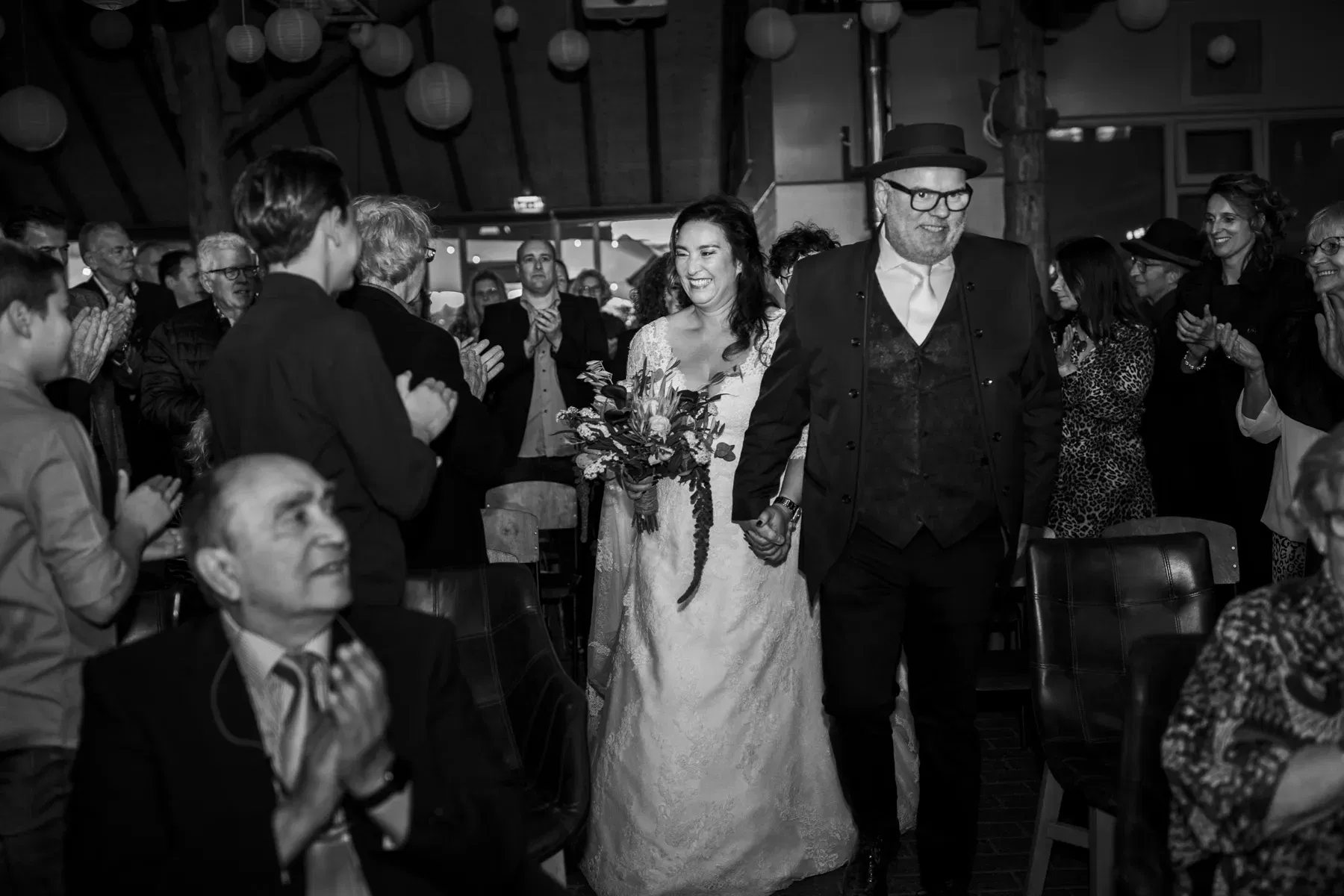 6 bruidsparen over de ringceremonie