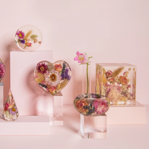 Bruidsboeket preperatie in expoxy in verschillende vormen. Blokken in de vorm van een hart, druppel, in het rond en vierkant