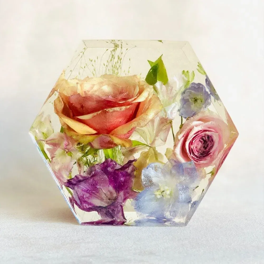 Een bruidsboeket in een epoxy in een Hexagon vorm van De Bruyn Bloempreparatie