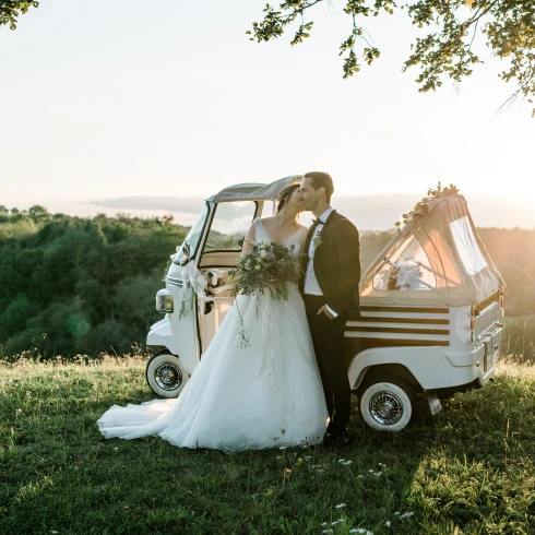 Bruid kust bruidegom bij ondergaande zon op een berg voor een tuktuk cabrio