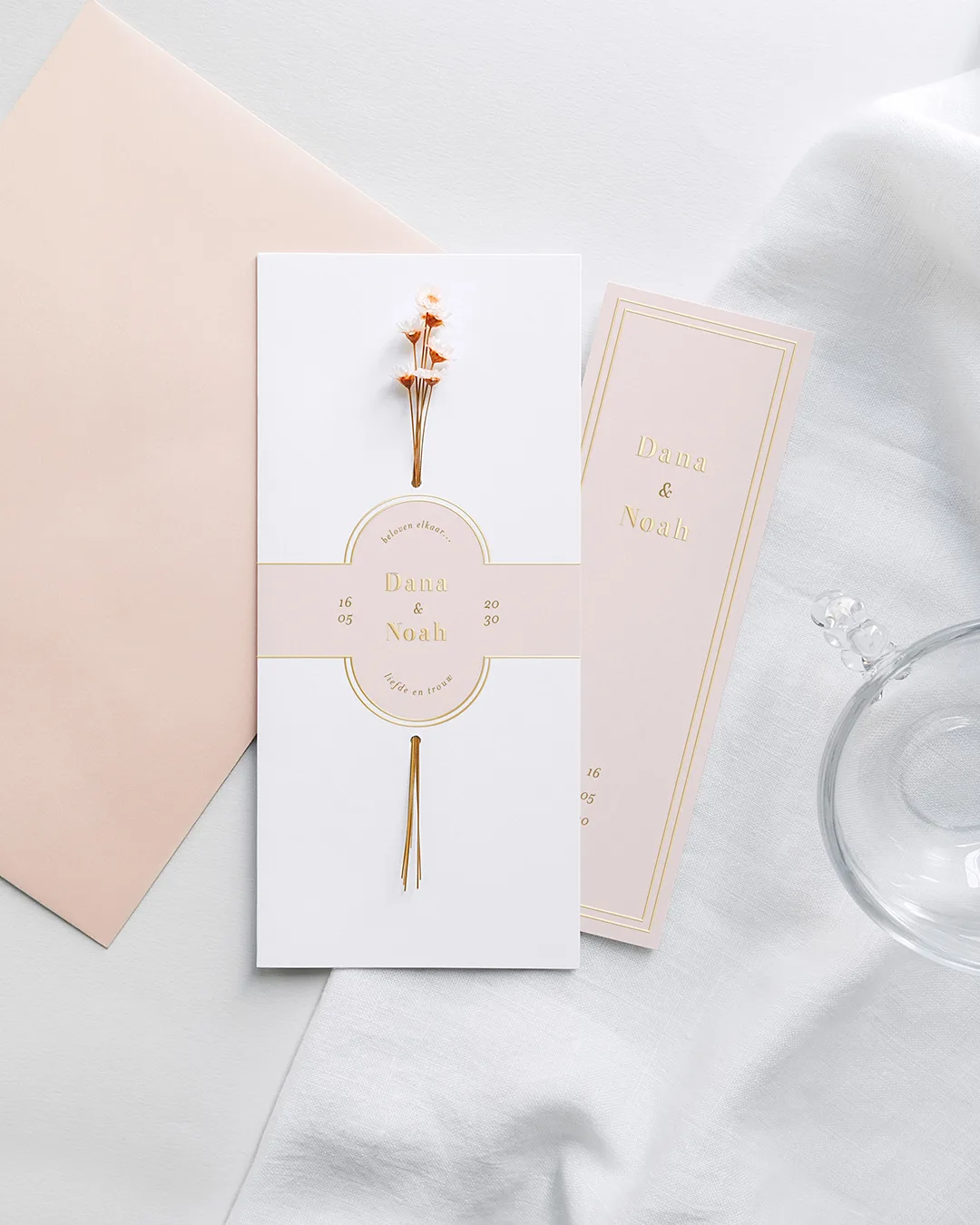 Een trouwkaart van Dana en Noah met een zalmroze envelop te bestellen bij Cotton Bird