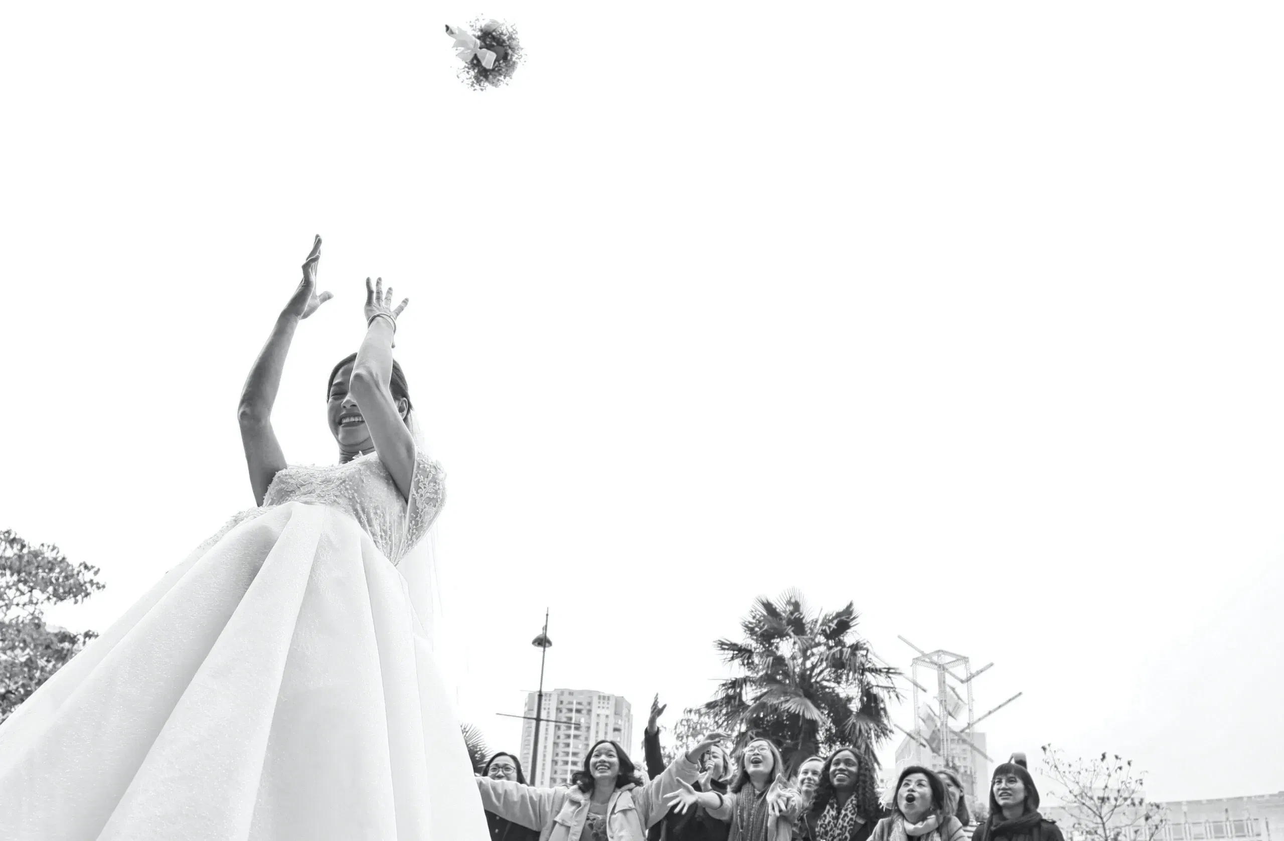 Bruidsboeket gooien | Dit is het perfecte moment om jouw boeket te gooien Bruidsboeket gooien | Dit is het perfecte moment om jouw boeket te gooien