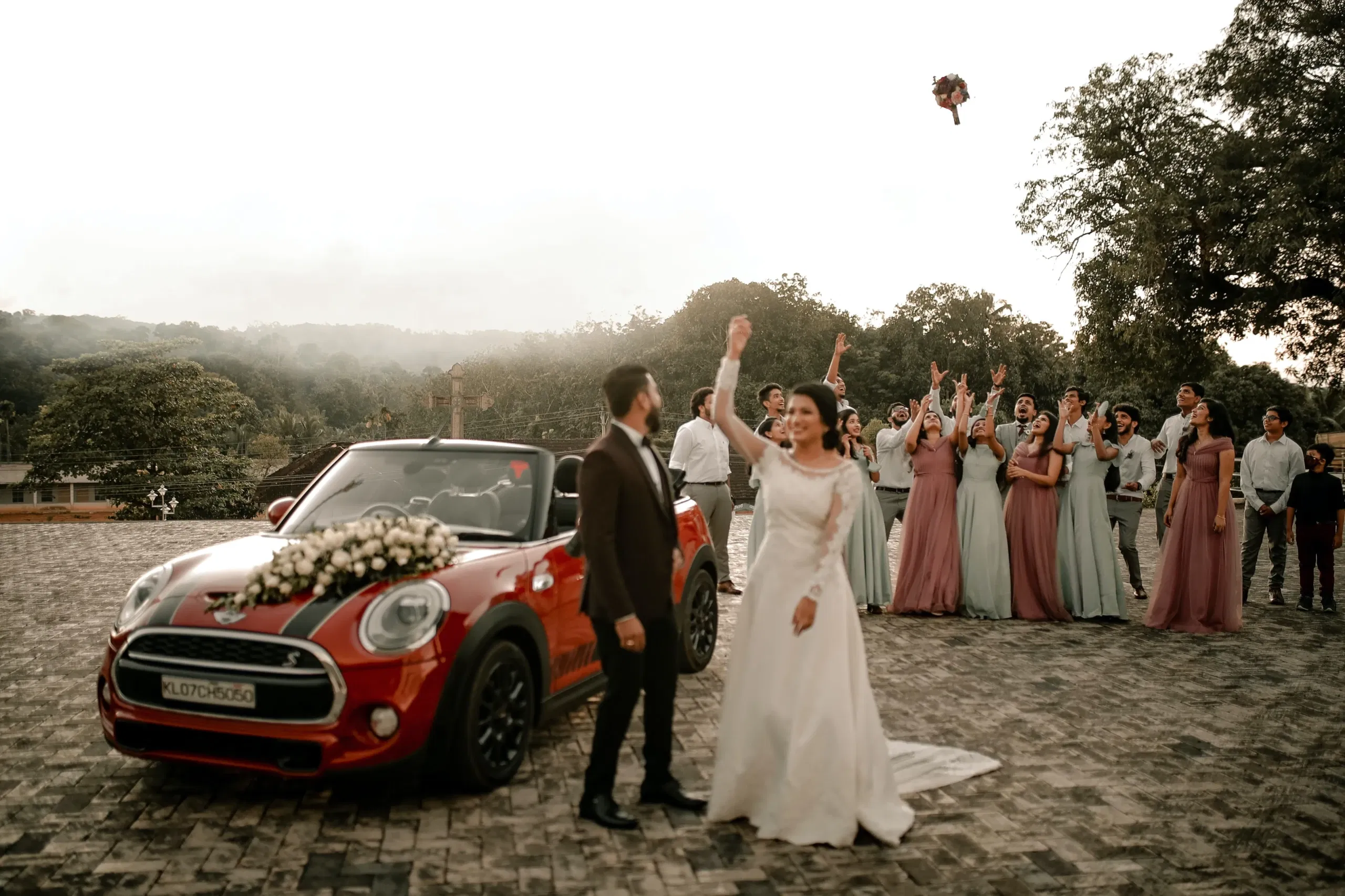 Bruidsboeket gooien | Dit is het perfecte moment om jouw boeket te gooien Bruidsboeket gooien | Dit is het perfecte moment om jouw boeket te gooien