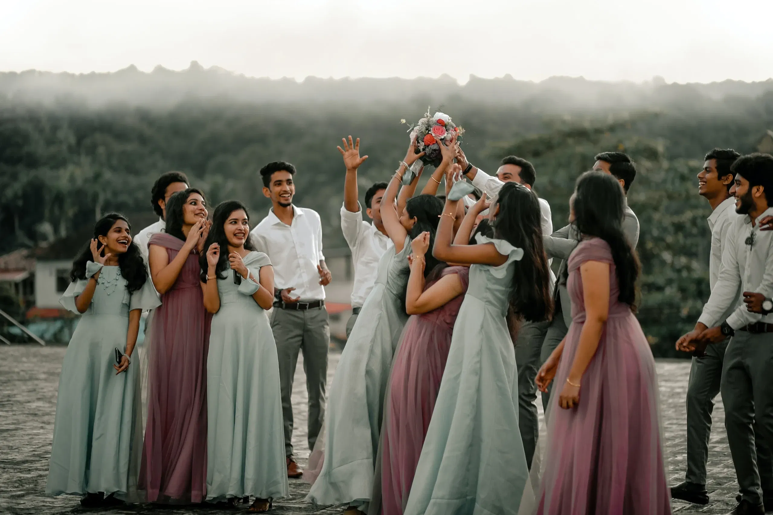 Bruidsboeket gooien | Dit is het perfecte moment om jouw boeket te gooien Bruidsboeket gooien | Dit is het perfecte moment om jouw boeket te gooien