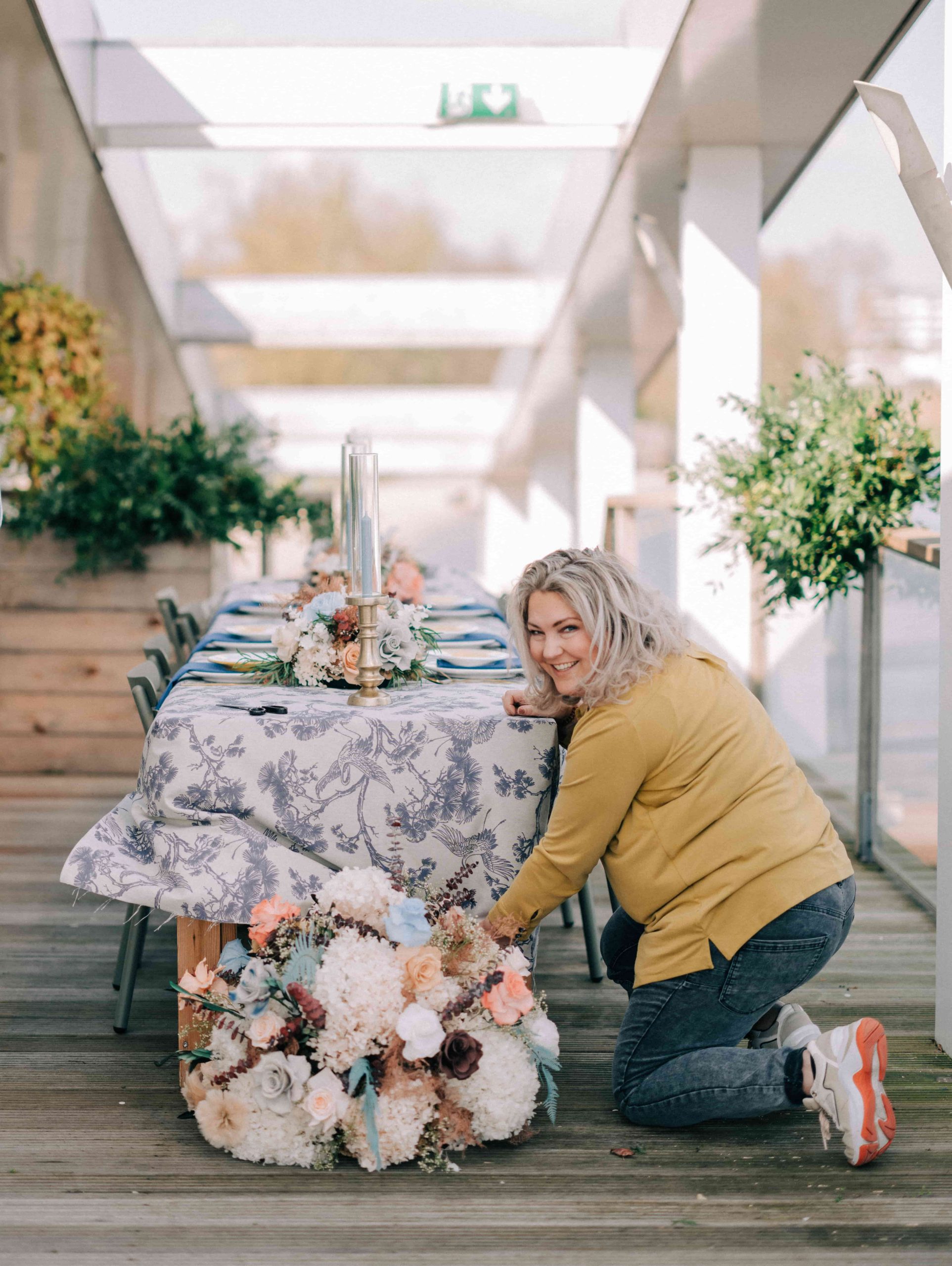 vrouwdecoreerd een dinertafel