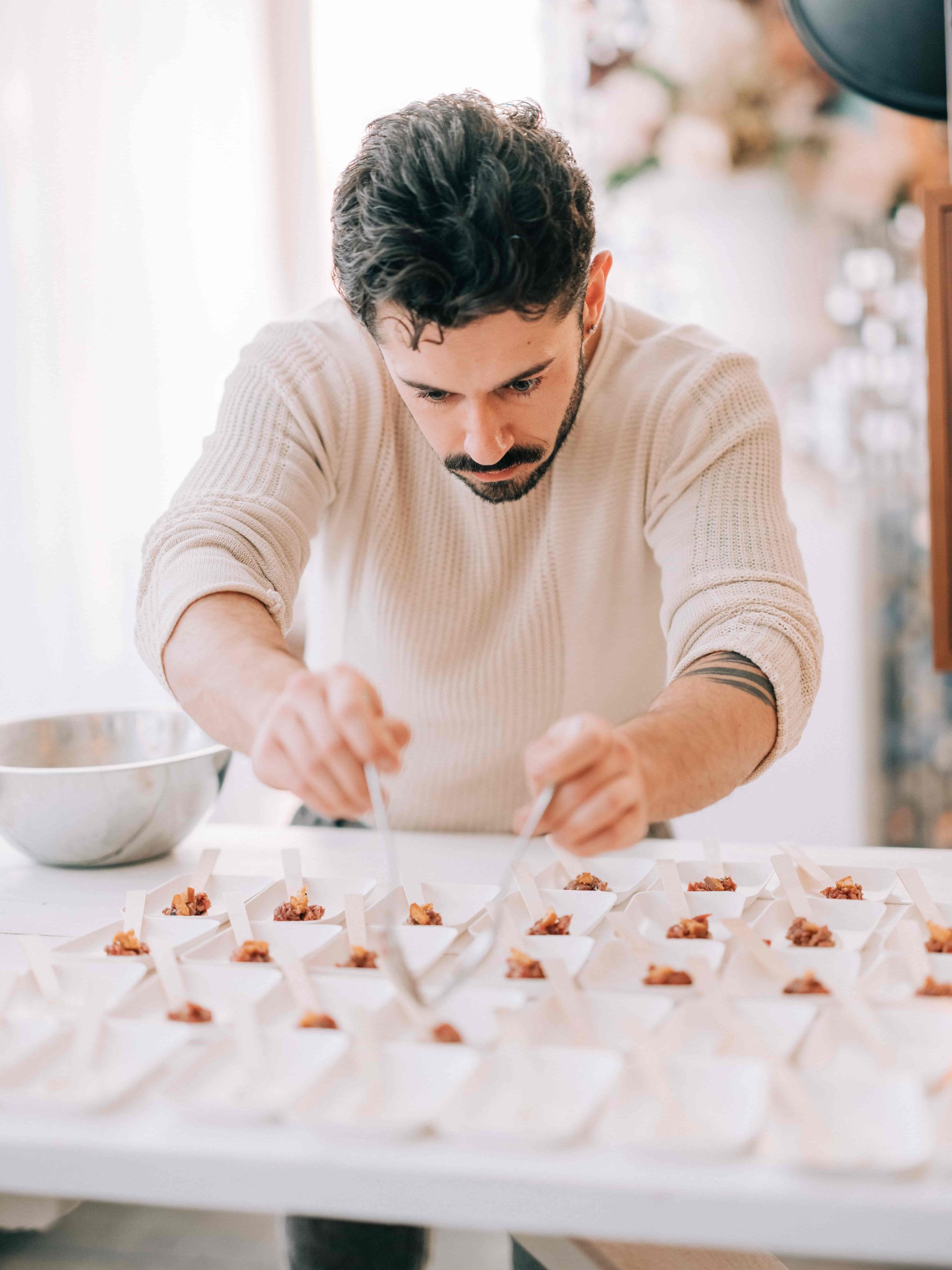 Man maakt petitfours