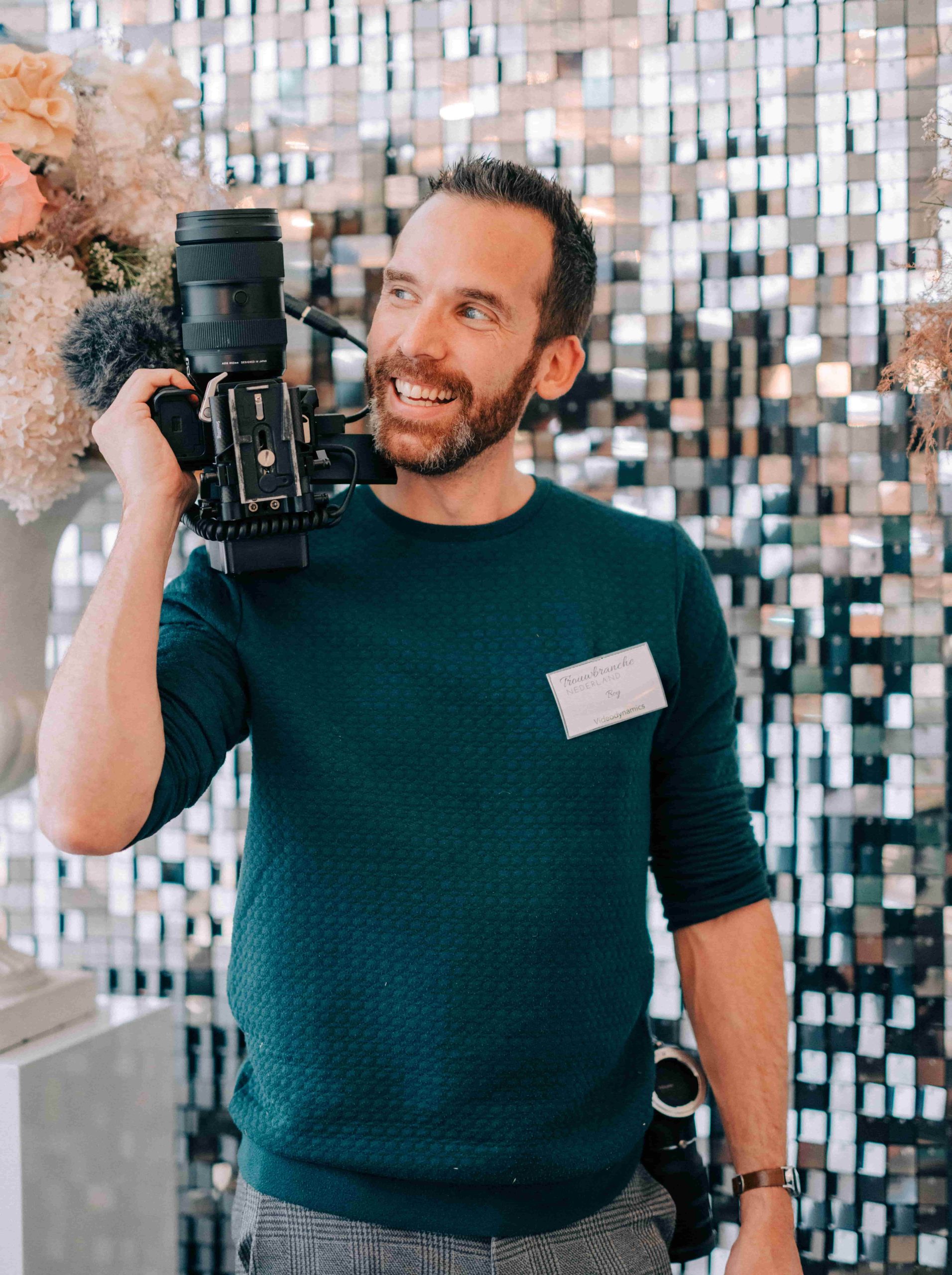 Fotograaf met camera op zijn schouders