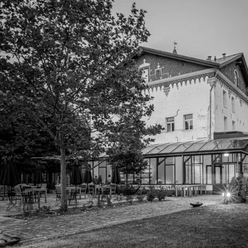 Een Fletcher Hotel met een groot terras voor de serre.