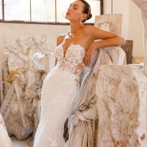 Een bruid in een bruidsjurk van Couture-by-Modeca_Zemira in een beeldhouwwerkplaats