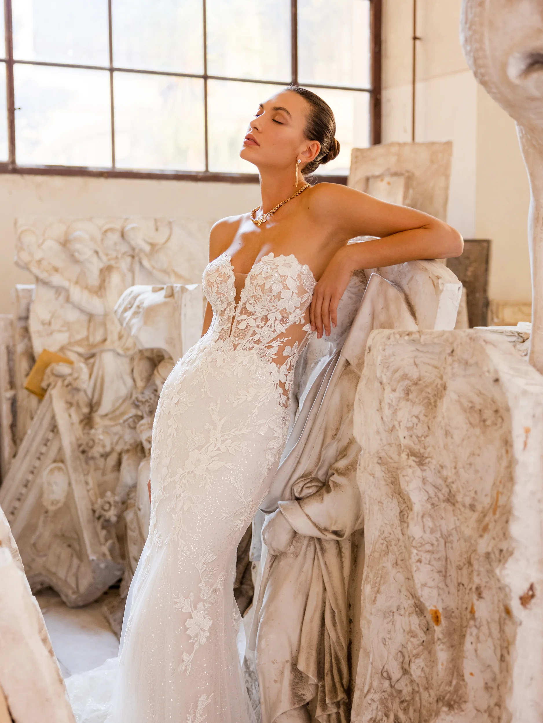 Een bruid in een bruidsjurk van Couture-by-Modeca_Zemira in een beeldhouwwerkplaats