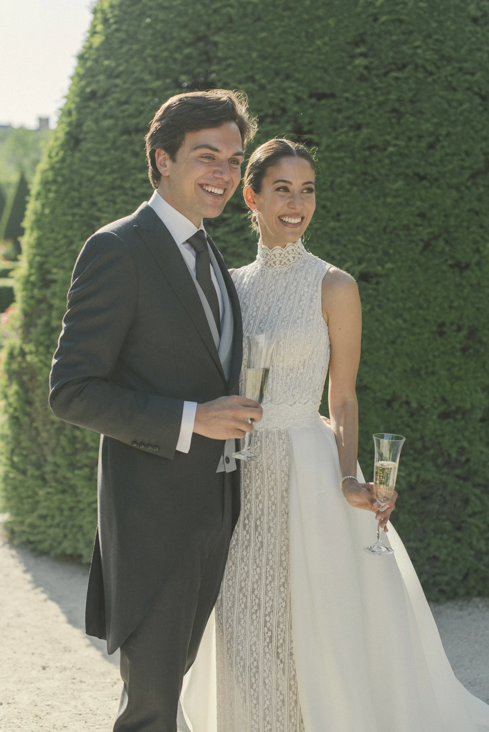 Dani Clará en Anne-Marie Colling hebben champagne glazen vast in een tuin