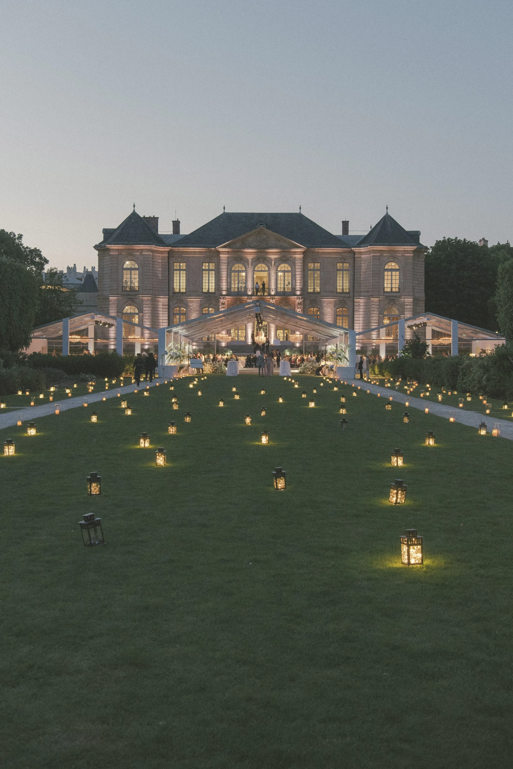 Trouw- en feestlocatie Musee-Rodin_Fot.-La-Dichosa in Parijs. met allemaal lampjes op het gazon