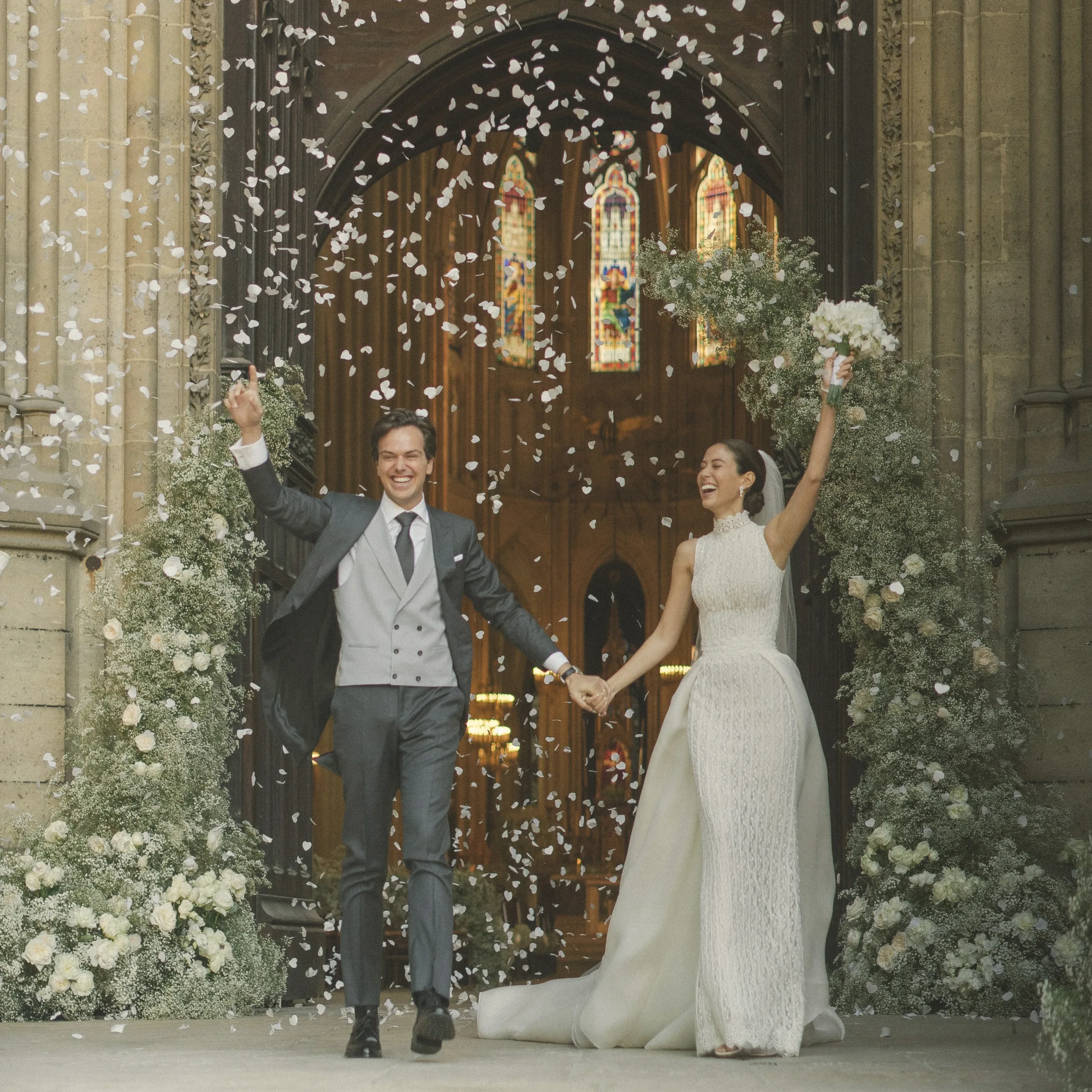 Daniel Clará loopt onder confetti van hartjes hand in hand met zijn bruid Anne-Marie uit een kerk in Parijs