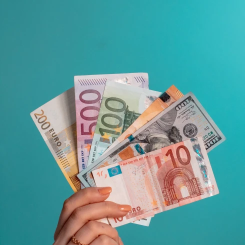 Vrouw houdt geld in haar hand.