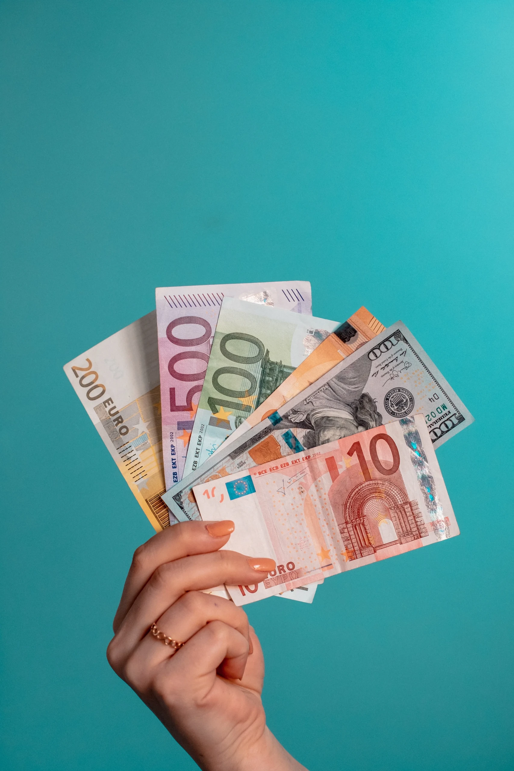 Vrouw houdt geld in haar hand.