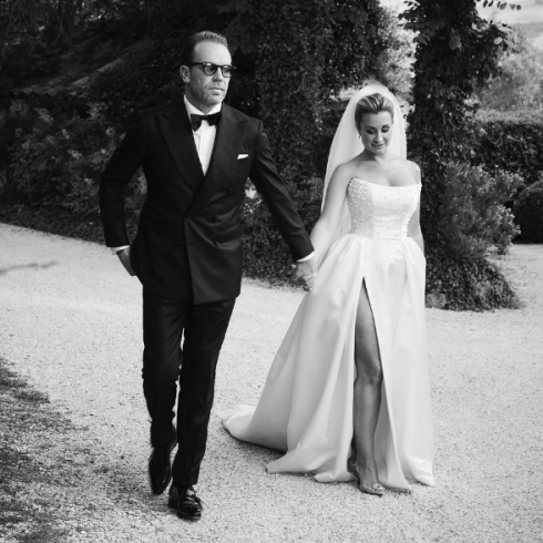 Robert Doornbos en Chantal Bles op hun bruiloft in Italië. Zwartwit foto, ze lopen hand in hand in hun bruidskleding.