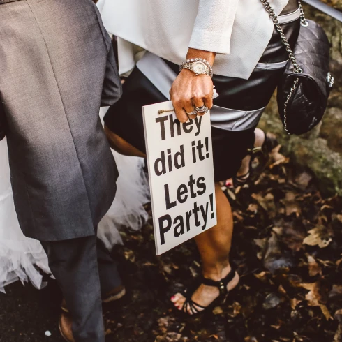 Bord op bruiloft met tekst: They did it, let's party!