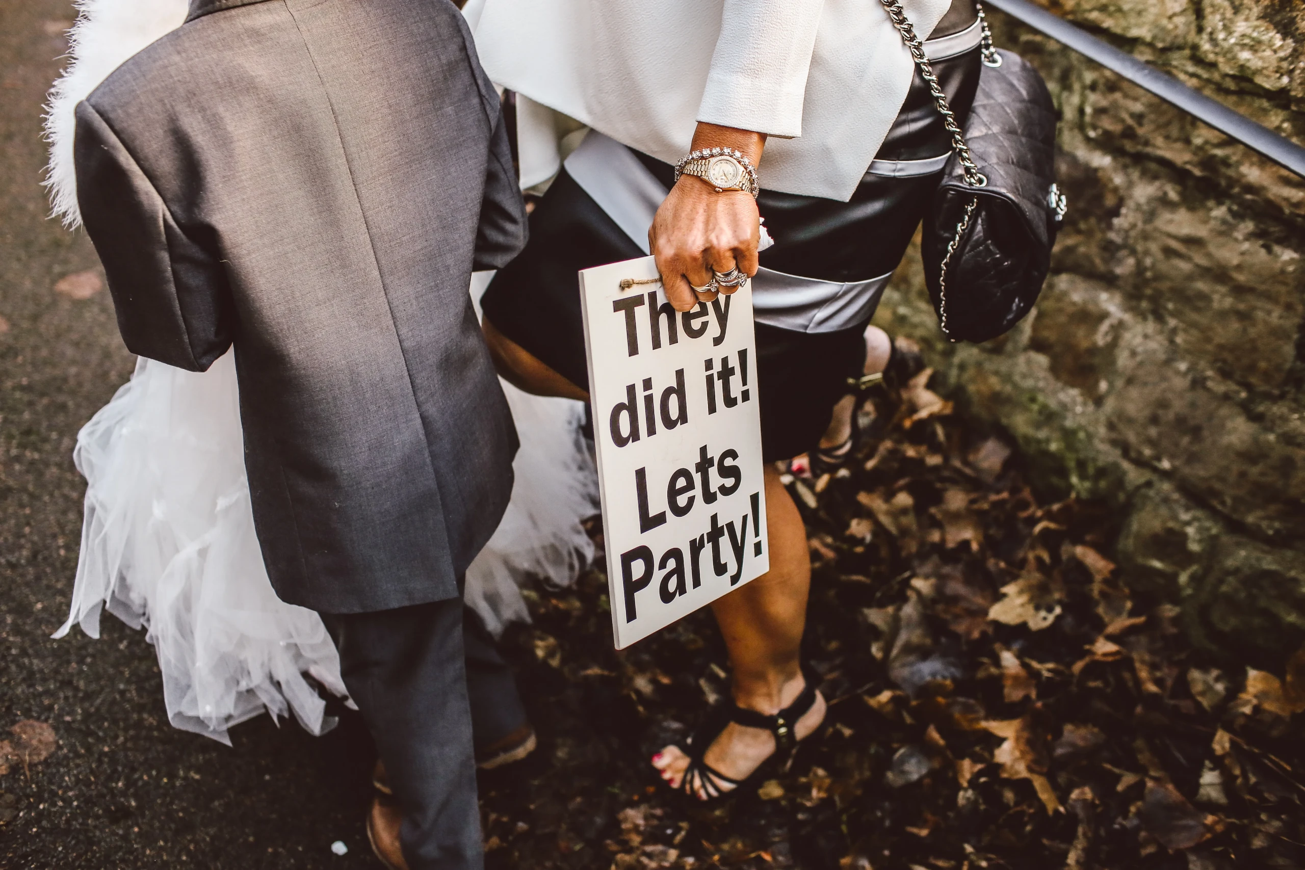Bord op bruiloft met tekst: They did it, let's party!