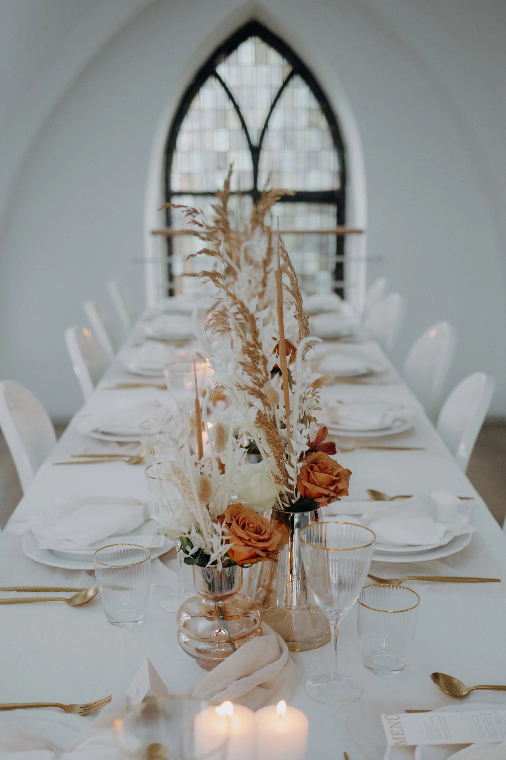 Tafelschikking is witte stijl met bloemen op de tafel.