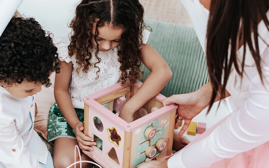 Kinderen op de bruiloft? Huur een bruiloft nanny Kinderen op de bruiloft? Huur een bruiloft nanny